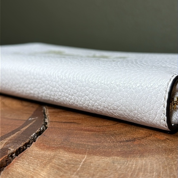 *LIKE NEW* COACH Embossed Horse & Carriage Long Zip-Around Wallet - Picture 9 of 16